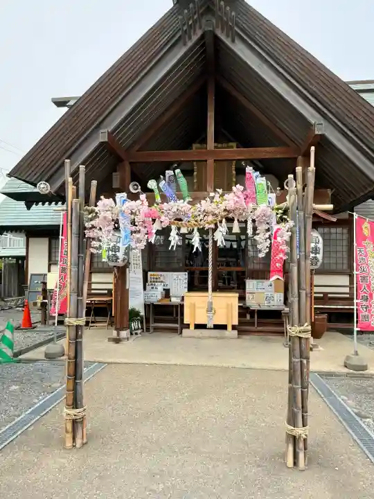 七重浜海津見神社の{uncategorized: "未分類", other: "その他", undefined: "問題あり", building: "その他建物", grave: "お墓", sacred_gate: "鳥居", guardian: "狛犬", statue: "像", buddha: "仏像", history: "歴史", nature: "自然", garden: "庭園", animal: "動物", pagoda: "塔", temizu: "手水舎", mountain_gate: "山門・神門", sanctuary: "本殿・本堂", subordinate: "末社・摂社", art: "芸術", scenery: "景色", jizo: "地蔵", ema: "絵馬", goshuin: "御朱印", omikuji: "おみくじ", items: "授与品その他", amulet: "お守り", goshuincho: "御朱印帳", eats: "食事", festival: "お祭り", votive_dance: "神楽", shichigosan: "七五三参", wedding: "結婚式", experience: "体験その他", initially: "初詣", around: "周辺", anti_infection: "感染症対策"}