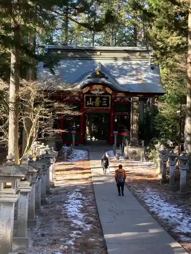 三峯神社の山門