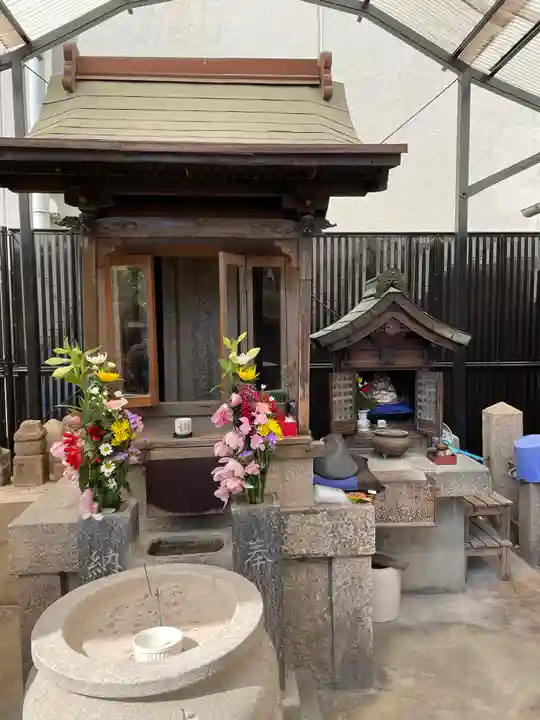 地蔵尊(監物太郎頼賢の碑)の本殿・本堂