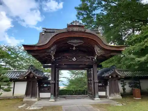 西教寺の山門