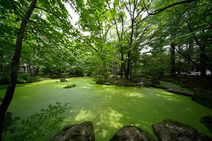 帯廣神社の庭園