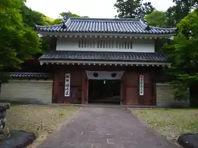 目の霊山　油山寺の山門・神門