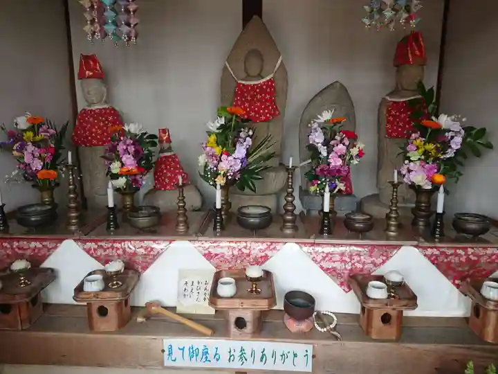 祠の地蔵