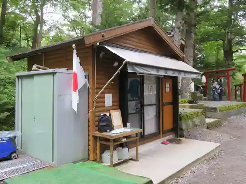 新屋山神社奥宮の建物その他