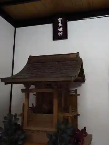 新屋山神社の末社・摂社