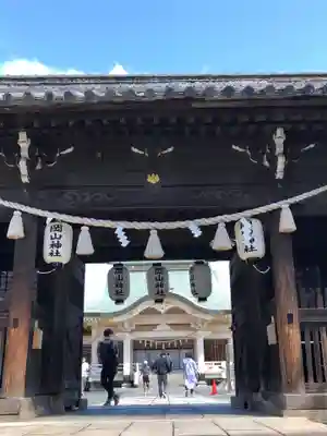 岡山神社の山門・神門
