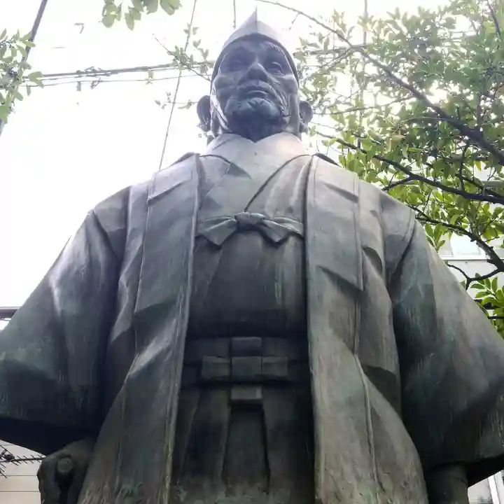 須賀神社の像