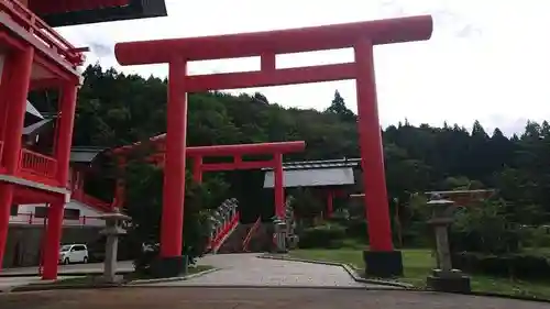 宝徳山稲荷大社の鳥居