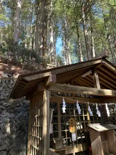三峯神社の{uncategorized: "未分類", other: "その他", undefined: "問題あり", building: "その他建物", grave: "お墓", sacred_gate: "鳥居", guardian: "狛犬", statue: "像", buddha: "仏像", history: "歴史", nature: "自然", garden: "庭園", animal: "動物", pagoda: "塔", temizu: "手水舎", mountain_gate: "山門・神門", sanctuary: "本殿・本堂", subordinate: "末社・摂社", art: "芸術", scenery: "景色", jizo: "地蔵", ema: "絵馬", goshuin: "御朱印", omikuji: "おみくじ", items: "授与品その他", amulet: "お守り", goshuincho: "御朱印帳", eats: "食事", festival: "お祭り", votive_dance: "神楽", shichigosan: "七五三参", wedding: "結婚式", experience: "体験その他", initially: "初詣", around: "周辺", anti_infection: "感染症対策"}