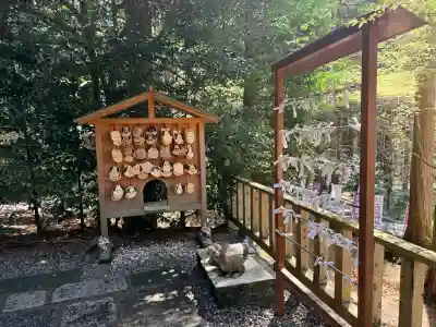 日光大室高龗神社の{uncategorized: "未分類", other: "その他", undefined: "問題あり", building: "その他建物", grave: "お墓", sacred_gate: "鳥居", guardian: "狛犬", statue: "像", buddha: "仏像", history: "歴史", nature: "自然", garden: "庭園", animal: "動物", pagoda: "塔", temizu: "手水舎", mountain_gate: "山門・神門", sanctuary: "本殿・本堂", subordinate: "末社・摂社", art: "芸術", scenery: "景色", jizo: "地蔵", ema: "絵馬", goshuin: "御朱印", omikuji: "おみくじ", items: "授与品その他", amulet: "お守り", goshuincho: "御朱印帳", eats: "食事", festival: "お祭り", votive_dance: "神楽", shichigosan: "七五三参", wedding: "結婚式", experience: "体験その他", initially: "初詣", around: "周辺", anti_infection: "感染症対策"}