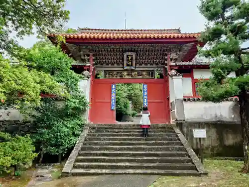 崇福寺の山門