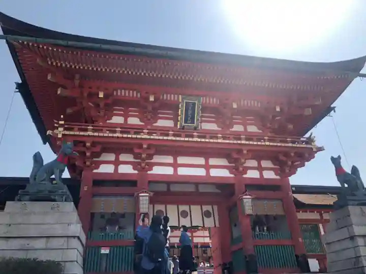 伏見稲荷大社の山門・神門