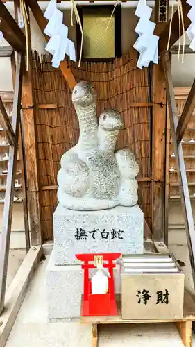 蛇窪神社の像