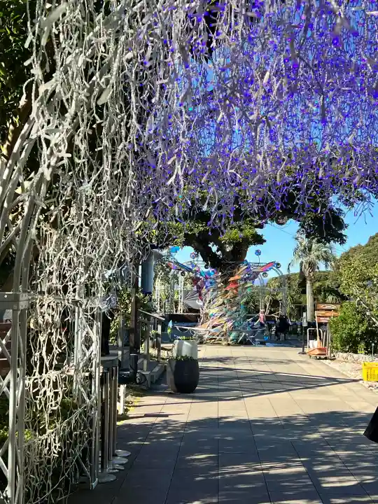 龍宮(江島神社)の{uncategorized: "未分類", other: "その他", undefined: "問題あり", building: "その他建物", grave: "お墓", sacred_gate: "鳥居", guardian: "狛犬", statue: "像", buddha: "仏像", history: "歴史", nature: "自然", garden: "庭園", animal: "動物", pagoda: "塔", temizu: "手水舎", mountain_gate: "山門・神門", sanctuary: "本殿・本堂", subordinate: "末社・摂社", art: "芸術", scenery: "景色", jizo: "地蔵", ema: "絵馬", goshuin: "御朱印", omikuji: "おみくじ", items: "授与品その他", amulet: "お守り", goshuincho: "御朱印帳", eats: "食事", festival: "お祭り", votive_dance: "神楽", shichigosan: "七五三参", wedding: "結婚式", experience: "体験その他", initially: "初詣", around: "周辺", anti_infection: "感染症対策"}
