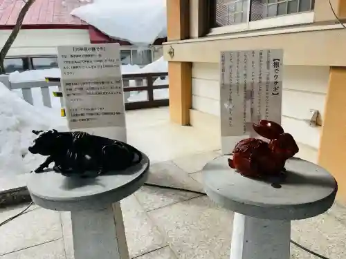 彌彦神社　(伊夜日子神社)の{uncategorized: "未分類", other: "その他", undefined: "問題あり", building: "その他建物", grave: "お墓", sacred_gate: "鳥居", guardian: "狛犬", statue: "像", buddha: "仏像", history: "歴史", nature: "自然", garden: "庭園", animal: "動物", pagoda: "塔", temizu: "手水舎", mountain_gate: "山門・神門", sanctuary: "本殿・本堂", subordinate: "末社・摂社", art: "芸術", scenery: "景色", jizo: "地蔵", ema: "絵馬", goshuin: "御朱印", omikuji: "おみくじ", items: "授与品その他", amulet: "お守り", goshuincho: "御朱印帳", eats: "食事", festival: "お祭り", votive_dance: "神楽", shichigosan: "七五三参", wedding: "結婚式", experience: "体験その他", initially: "初詣", around: "周辺", anti_infection: "感染症対策"}