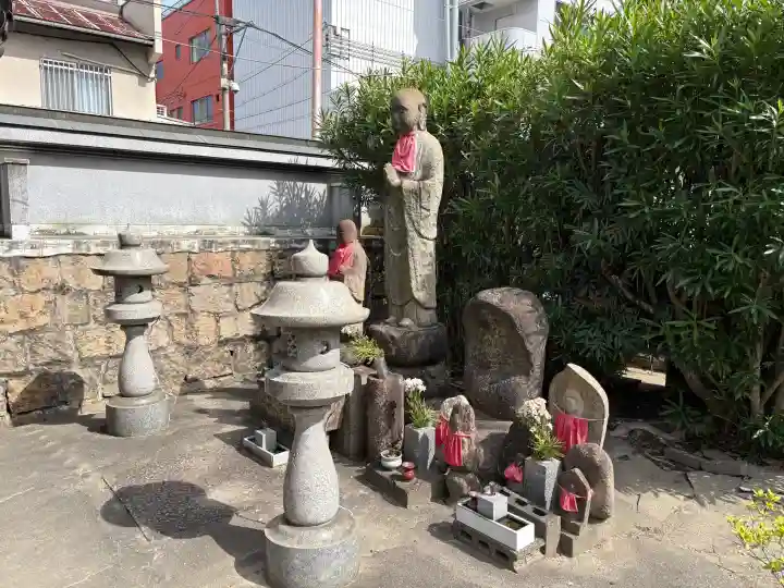 浜本山 源光寺の{uncategorized: "未分類", other: "その他", undefined: "問題あり", building: "その他建物", grave: "お墓", sacred_gate: "鳥居", guardian: "狛犬", statue: "像", buddha: "仏像", history: "歴史", nature: "自然", garden: "庭園", animal: "動物", pagoda: "塔", temizu: "手水舎", mountain_gate: "山門・神門", sanctuary: "本殿・本堂", subordinate: "末社・摂社", art: "芸術", scenery: "景色", jizo: "地蔵", ema: "絵馬", goshuin: "御朱印", omikuji: "おみくじ", items: "授与品その他", amulet: "お守り", goshuincho: "御朱印帳", eats: "食事", festival: "お祭り", votive_dance: "神楽", shichigosan: "七五三参", wedding: "結婚式", experience: "体験その他", initially: "初詣", around: "周辺", anti_infection: "感染症対策"}