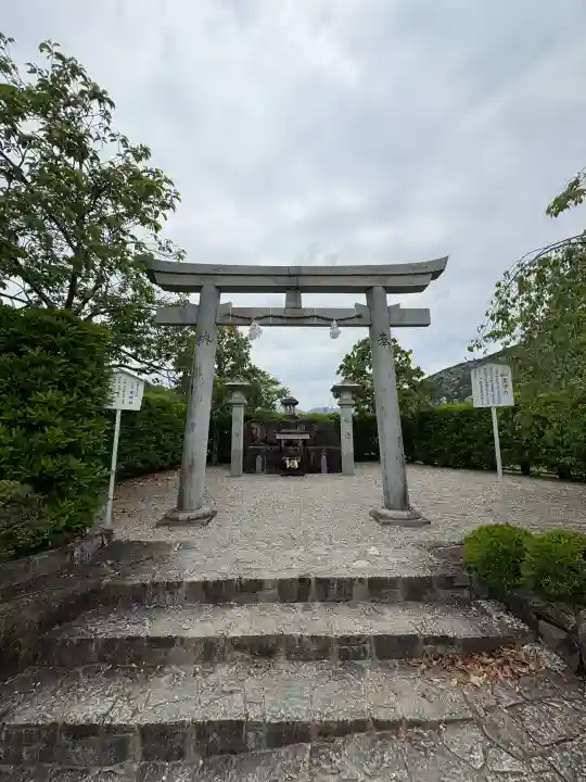 熊野本宮大社産田社の{uncategorized: "未分類", other: "その他", undefined: "問題あり", building: "その他建物", grave: "お墓", sacred_gate: "鳥居", guardian: "狛犬", statue: "像", buddha: "仏像", history: "歴史", nature: "自然", garden: "庭園", animal: "動物", pagoda: "塔", temizu: "手水舎", mountain_gate: "山門・神門", sanctuary: "本殿・本堂", subordinate: "末社・摂社", art: "芸術", scenery: "景色", jizo: "地蔵", ema: "絵馬", goshuin: "御朱印", omikuji: "おみくじ", items: "授与品その他", amulet: "お守り", goshuincho: "御朱印帳", eats: "食事", festival: "お祭り", votive_dance: "神楽", shichigosan: "七五三参", wedding: "結婚式", experience: "体験その他", initially: "初詣", around: "周辺", anti_infection: "感染症対策"}