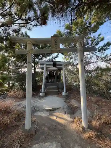 箱島神社の{uncategorized: "未分類", other: "その他", undefined: "問題あり", building: "その他建物", grave: "お墓", sacred_gate: "鳥居", guardian: "狛犬", statue: "像", buddha: "仏像", history: "歴史", nature: "自然", garden: "庭園", animal: "動物", pagoda: "塔", temizu: "手水舎", mountain_gate: "山門・神門", sanctuary: "本殿・本堂", subordinate: "末社・摂社", art: "芸術", scenery: "景色", jizo: "地蔵", ema: "絵馬", goshuin: "御朱印", omikuji: "おみくじ", items: "授与品その他", amulet: "お守り", goshuincho: "御朱印帳", eats: "食事", festival: "お祭り", votive_dance: "神楽", shichigosan: "七五三参", wedding: "結婚式", experience: "体験その他", initially: "初詣", around: "周辺", anti_infection: "感染症対策"}