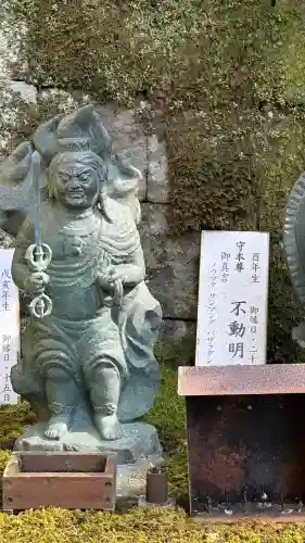 大本山七宝瀧寺の{uncategorized: "未分類", other: "その他", undefined: "問題あり", building: "その他建物", grave: "お墓", sacred_gate: "鳥居", guardian: "狛犬", statue: "像", buddha: "仏像", history: "歴史", nature: "自然", garden: "庭園", animal: "動物", pagoda: "塔", temizu: "手水舎", mountain_gate: "山門・神門", sanctuary: "本殿・本堂", subordinate: "末社・摂社", art: "芸術", scenery: "景色", jizo: "地蔵", ema: "絵馬", goshuin: "御朱印", omikuji: "おみくじ", items: "授与品その他", amulet: "お守り", goshuincho: "御朱印帳", eats: "食事", festival: "お祭り", votive_dance: "神楽", shichigosan: "七五三参", wedding: "結婚式", experience: "体験その他", initially: "初詣", around: "周辺", anti_infection: "感染症対策"}