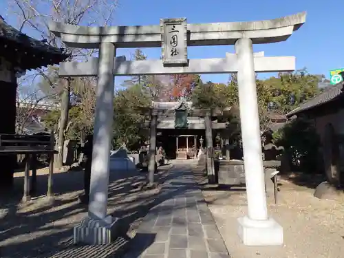 三囲神社の鳥居