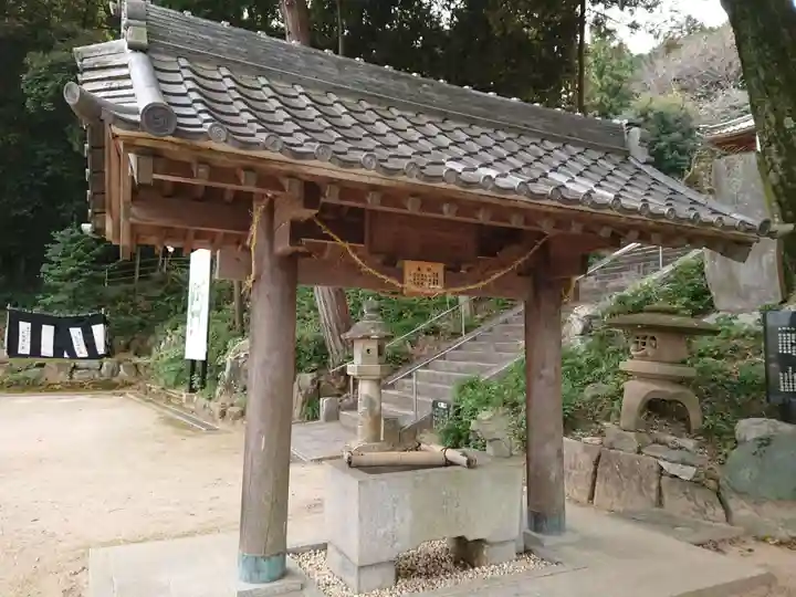 白山神社の手水舎