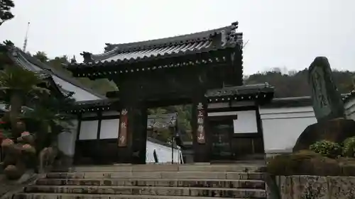 最上稲荷山妙教寺の山門