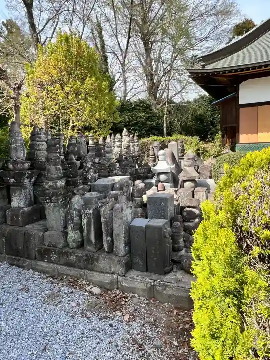 覚本寺の{uncategorized: "未分類", other: "その他", undefined: "問題あり", building: "その他建物", grave: "お墓", sacred_gate: "鳥居", guardian: "狛犬", statue: "像", buddha: "仏像", history: "歴史", nature: "自然", garden: "庭園", animal: "動物", pagoda: "塔", temizu: "手水舎", mountain_gate: "山門・神門", sanctuary: "本殿・本堂", subordinate: "末社・摂社", art: "芸術", scenery: "景色", jizo: "地蔵", ema: "絵馬", goshuin: "御朱印", omikuji: "おみくじ", items: "授与品その他", amulet: "お守り", goshuincho: "御朱印帳", eats: "食事", festival: "お祭り", votive_dance: "神楽", shichigosan: "七五三参", wedding: "結婚式", experience: "体験その他", initially: "初詣", around: "周辺", anti_infection: "感染症対策"}