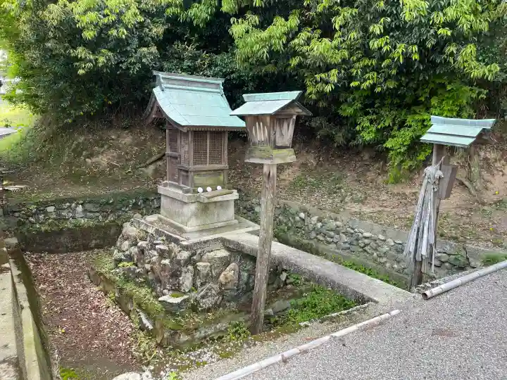 日枝神社 (甲南町稗谷)の{uncategorized: "未分類", other: "その他", undefined: "問題あり", building: "その他建物", grave: "お墓", sacred_gate: "鳥居", guardian: "狛犬", statue: "像", buddha: "仏像", history: "歴史", nature: "自然", garden: "庭園", animal: "動物", pagoda: "塔", temizu: "手水舎", mountain_gate: "山門・神門", sanctuary: "本殿・本堂", subordinate: "末社・摂社", art: "芸術", scenery: "景色", jizo: "地蔵", ema: "絵馬", goshuin: "御朱印", omikuji: "おみくじ", items: "授与品その他", amulet: "お守り", goshuincho: "御朱印帳", eats: "食事", festival: "お祭り", votive_dance: "神楽", shichigosan: "七五三参", wedding: "結婚式", experience: "体験その他", initially: "初詣", around: "周辺", anti_infection: "感染症対策"}