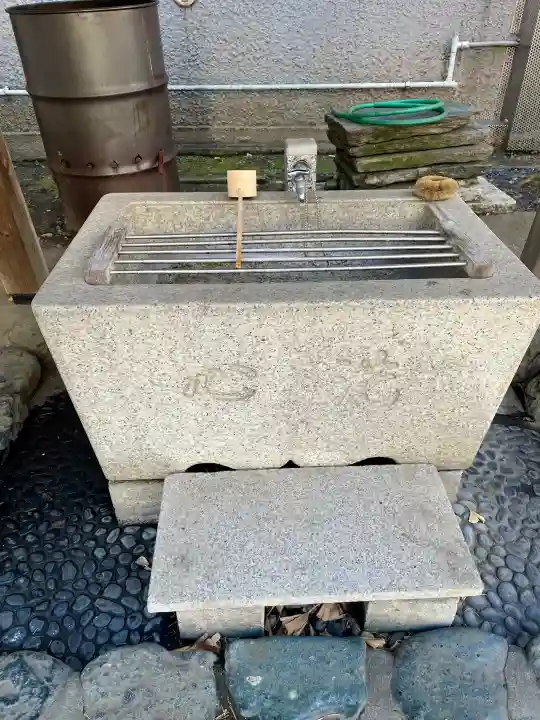 諏訪神社の{uncategorized: "未分類", other: "その他", undefined: "問題あり", building: "その他建物", grave: "お墓", sacred_gate: "鳥居", guardian: "狛犬", statue: "像", buddha: "仏像", history: "歴史", nature: "自然", garden: "庭園", animal: "動物", pagoda: "塔", temizu: "手水舎", mountain_gate: "山門・神門", sanctuary: "本殿・本堂", subordinate: "末社・摂社", art: "芸術", scenery: "景色", jizo: "地蔵", ema: "絵馬", goshuin: "御朱印", omikuji: "おみくじ", items: "授与品その他", amulet: "お守り", goshuincho: "御朱印帳", eats: "食事", festival: "お祭り", votive_dance: "神楽", shichigosan: "七五三参", wedding: "結婚式", experience: "体験その他", initially: "初詣", around: "周辺", anti_infection: "感染症対策"}