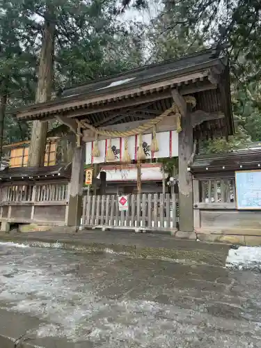 諏訪大社の{uncategorized: "未分類", other: "その他", undefined: "問題あり", building: "その他建物", grave: "お墓", sacred_gate: "鳥居", guardian: "狛犬", statue: "像", buddha: "仏像", history: "歴史", nature: "自然", garden: "庭園", animal: "動物", pagoda: "塔", temizu: "手水舎", mountain_gate: "山門・神門", sanctuary: "本殿・本堂", subordinate: "末社・摂社", art: "芸術", scenery: "景色", jizo: "地蔵", ema: "絵馬", goshuin: "御朱印", omikuji: "おみくじ", items: "授与品その他", amulet: "お守り", goshuincho: "御朱印帳", eats: "食事", festival: "お祭り", votive_dance: "神楽", shichigosan: "七五三参", wedding: "結婚式", experience: "体験その他", initially: "初詣", around: "周辺", anti_infection: "感染症対策"}