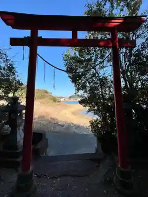 元嶋神社の{uncategorized: "未分類", other: "その他", undefined: "問題あり", building: "その他建物", grave: "お墓", sacred_gate: "鳥居", guardian: "狛犬", statue: "像", buddha: "仏像", history: "歴史", nature: "自然", garden: "庭園", animal: "動物", pagoda: "塔", temizu: "手水舎", mountain_gate: "山門・神門", sanctuary: "本殿・本堂", subordinate: "末社・摂社", art: "芸術", scenery: "景色", jizo: "地蔵", ema: "絵馬", goshuin: "御朱印", omikuji: "おみくじ", items: "授与品その他", amulet: "お守り", goshuincho: "御朱印帳", eats: "食事", festival: "お祭り", votive_dance: "神楽", shichigosan: "七五三参", wedding: "結婚式", experience: "体験その他", initially: "初詣", around: "周辺", anti_infection: "感染症対策"}