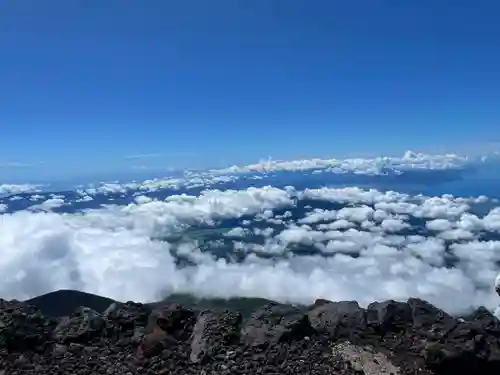 富士山頂上浅間大社奥宮の景色