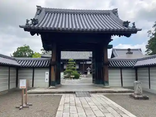 錦織寺の山門