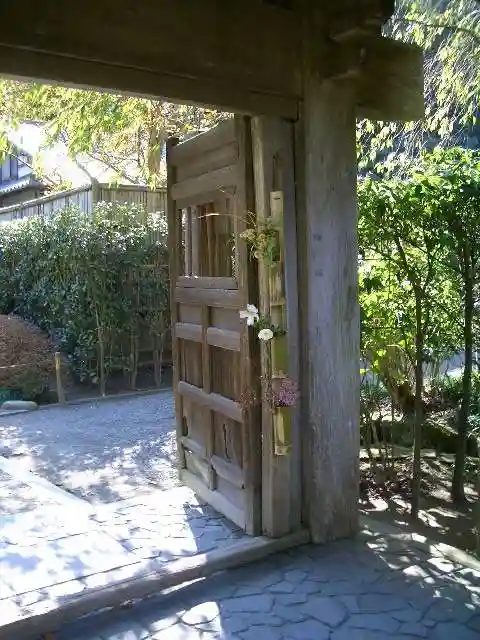 明月院の山門・神門