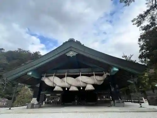 出雲大社神楽殿の{uncategorized: "未分類", other: "その他", undefined: "問題あり", building: "その他建物", grave: "お墓", sacred_gate: "鳥居", guardian: "狛犬", statue: "像", buddha: "仏像", history: "歴史", nature: "自然", garden: "庭園", animal: "動物", pagoda: "塔", temizu: "手水舎", mountain_gate: "山門・神門", sanctuary: "本殿・本堂", subordinate: "末社・摂社", art: "芸術", scenery: "景色", jizo: "地蔵", ema: "絵馬", goshuin: "御朱印", omikuji: "おみくじ", items: "授与品その他", amulet: "お守り", goshuincho: "御朱印帳", eats: "食事", festival: "お祭り", votive_dance: "神楽", shichigosan: "七五三参", wedding: "結婚式", experience: "体験その他", initially: "初詣", around: "周辺", anti_infection: "感染症対策"}