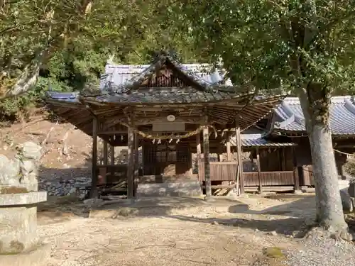 新田神社の本殿