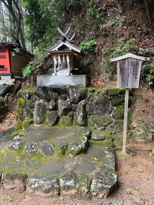 八阪神社(大神神社末社)・大峯社(大神神社雑社)・賃長社(大神神社雑社)・金比羅社(大神神社雑社)の{uncategorized: "未分類", other: "その他", undefined: "問題あり", building: "その他建物", grave: "お墓", sacred_gate: "鳥居", guardian: "狛犬", statue: "像", buddha: "仏像", history: "歴史", nature: "自然", garden: "庭園", animal: "動物", pagoda: "塔", temizu: "手水舎", mountain_gate: "山門・神門", sanctuary: "本殿・本堂", subordinate: "末社・摂社", art: "芸術", scenery: "景色", jizo: "地蔵", ema: "絵馬", goshuin: "御朱印", omikuji: "おみくじ", items: "授与品その他", amulet: "お守り", goshuincho: "御朱印帳", eats: "食事", festival: "お祭り", votive_dance: "神楽", shichigosan: "七五三参", wedding: "結婚式", experience: "体験その他", initially: "初詣", around: "周辺", anti_infection: "感染症対策"}