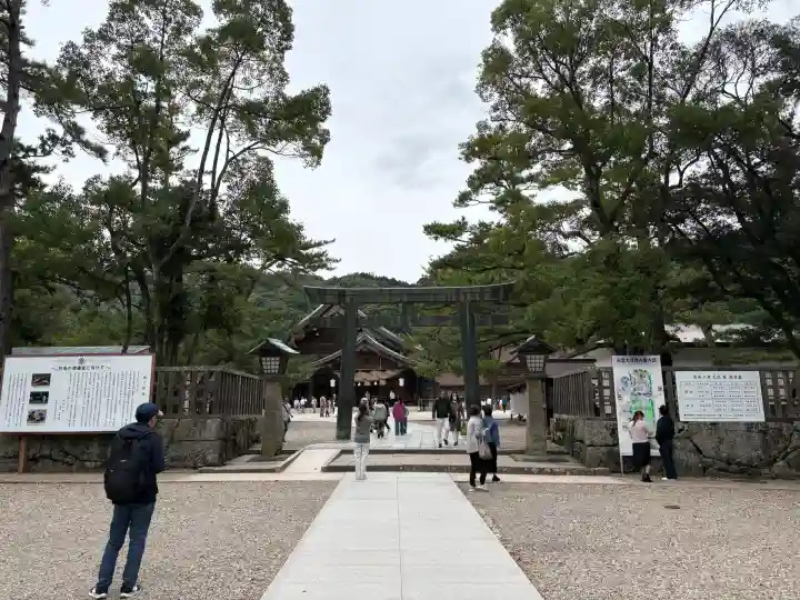出雲大社の{uncategorized: "未分類", other: "その他", undefined: "問題あり", building: "その他建物", grave: "お墓", sacred_gate: "鳥居", guardian: "狛犬", statue: "像", buddha: "仏像", history: "歴史", nature: "自然", garden: "庭園", animal: "動物", pagoda: "塔", temizu: "手水舎", mountain_gate: "山門・神門", sanctuary: "本殿・本堂", subordinate: "末社・摂社", art: "芸術", scenery: "景色", jizo: "地蔵", ema: "絵馬", goshuin: "御朱印", omikuji: "おみくじ", items: "授与品その他", amulet: "お守り", goshuincho: "御朱印帳", eats: "食事", festival: "お祭り", votive_dance: "神楽", shichigosan: "七五三参", wedding: "結婚式", experience: "体験その他", initially: "初詣", around: "周辺", anti_infection: "感染症対策"}