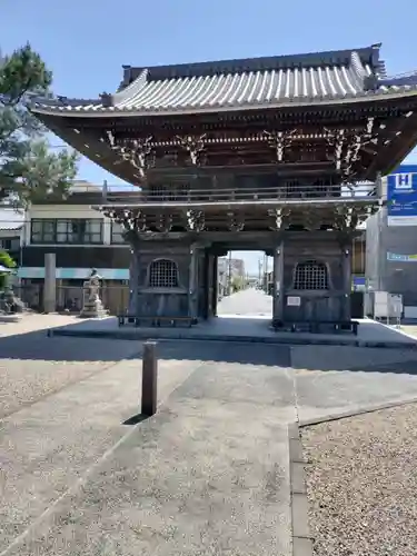 観音寺の山門