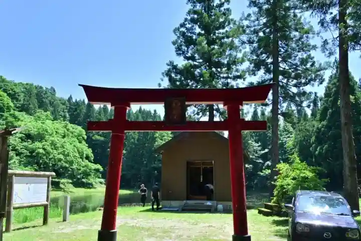 郡殿の池弁財天社(新潟県)