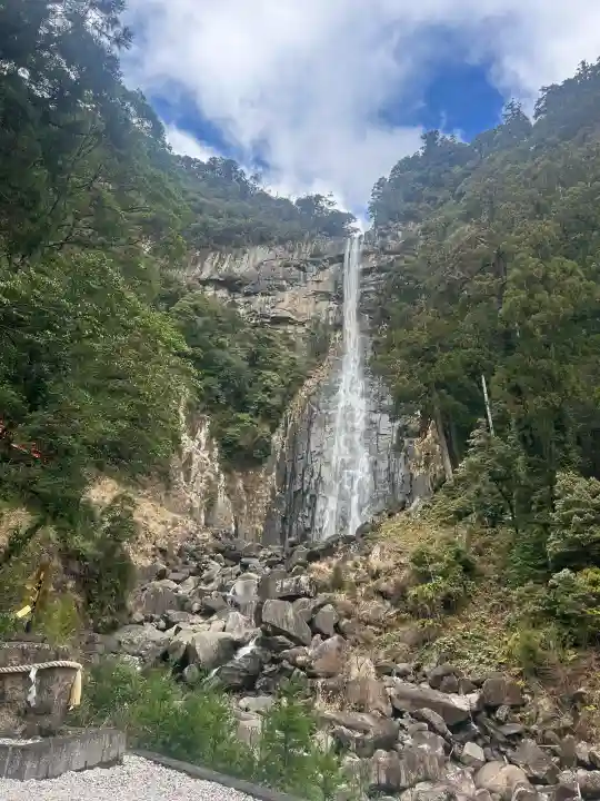 飛瀧神社(熊野那智大社別宮)の{uncategorized: "未分類", other: "その他", undefined: "問題あり", building: "その他建物", grave: "お墓", sacred_gate: "鳥居", guardian: "狛犬", statue: "像", buddha: "仏像", history: "歴史", nature: "自然", garden: "庭園", animal: "動物", pagoda: "塔", temizu: "手水舎", mountain_gate: "山門・神門", sanctuary: "本殿・本堂", subordinate: "末社・摂社", art: "芸術", scenery: "景色", jizo: "地蔵", ema: "絵馬", goshuin: "御朱印", omikuji: "おみくじ", items: "授与品その他", amulet: "お守り", goshuincho: "御朱印帳", eats: "食事", festival: "お祭り", votive_dance: "神楽", shichigosan: "七五三参", wedding: "結婚式", experience: "体験その他", initially: "初詣", around: "周辺", anti_infection: "感染症対策"}