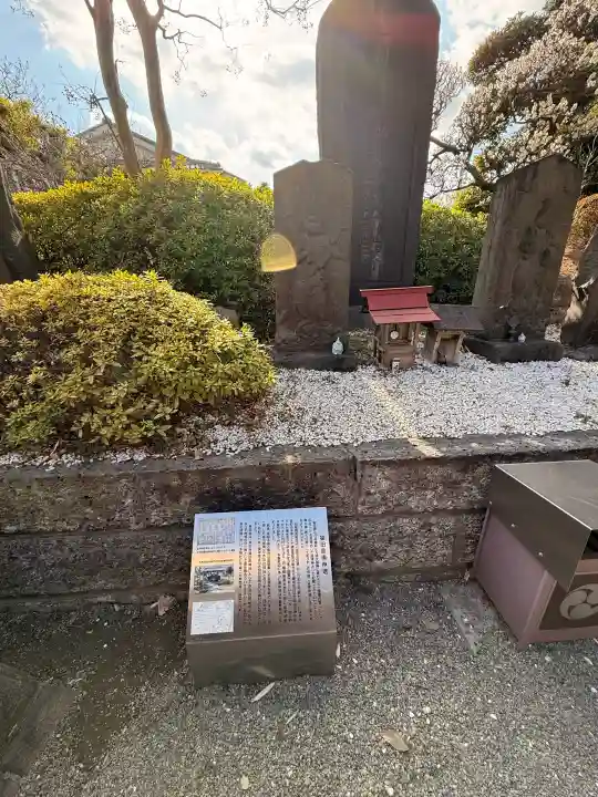赤羽八幡神社の{uncategorized: "未分類", other: "その他", undefined: "問題あり", building: "その他建物", grave: "お墓", sacred_gate: "鳥居", guardian: "狛犬", statue: "像", buddha: "仏像", history: "歴史", nature: "自然", garden: "庭園", animal: "動物", pagoda: "塔", temizu: "手水舎", mountain_gate: "山門・神門", sanctuary: "本殿・本堂", subordinate: "末社・摂社", art: "芸術", scenery: "景色", jizo: "地蔵", ema: "絵馬", goshuin: "御朱印", omikuji: "おみくじ", items: "授与品その他", amulet: "お守り", goshuincho: "御朱印帳", eats: "食事", festival: "お祭り", votive_dance: "神楽", shichigosan: "七五三参", wedding: "結婚式", experience: "体験その他", initially: "初詣", around: "周辺", anti_infection: "感染症対策"}