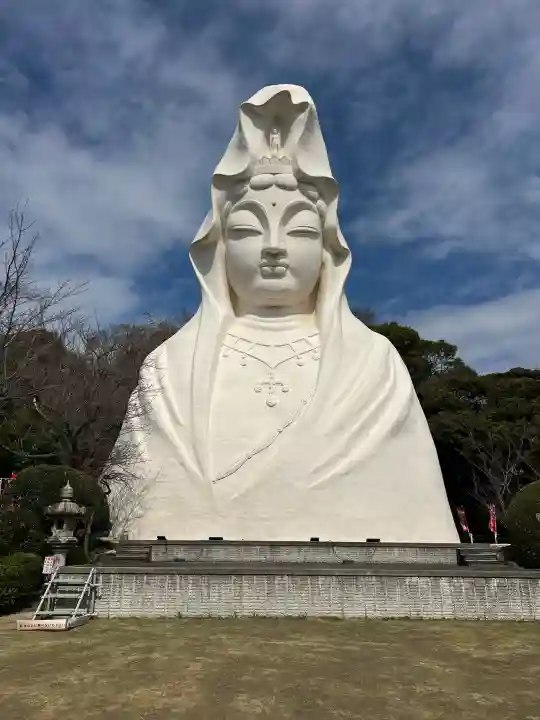大船観音寺の{uncategorized: "未分類", other: "その他", undefined: "問題あり", building: "その他建物", grave: "お墓", sacred_gate: "鳥居", guardian: "狛犬", statue: "像", buddha: "仏像", history: "歴史", nature: "自然", garden: "庭園", animal: "動物", pagoda: "塔", temizu: "手水舎", mountain_gate: "山門・神門", sanctuary: "本殿・本堂", subordinate: "末社・摂社", art: "芸術", scenery: "景色", jizo: "地蔵", ema: "絵馬", goshuin: "御朱印", omikuji: "おみくじ", items: "授与品その他", amulet: "お守り", goshuincho: "御朱印帳", eats: "食事", festival: "お祭り", votive_dance: "神楽", shichigosan: "七五三参", wedding: "結婚式", experience: "体験その他", initially: "初詣", around: "周辺", anti_infection: "感染症対策"}