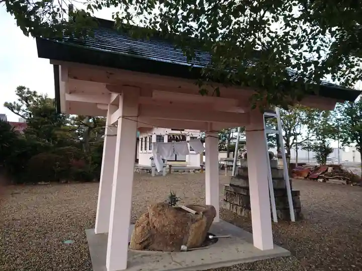 神明社の手水舎