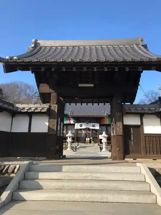 埼玉厄除け開運大師・龍泉寺(切り絵御朱印発祥の寺)の山門・神門