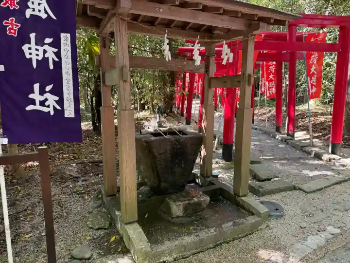 花窟神社の{uncategorized: "未分類", other: "その他", undefined: "問題あり", building: "その他建物", grave: "お墓", sacred_gate: "鳥居", guardian: "狛犬", statue: "像", buddha: "仏像", history: "歴史", nature: "自然", garden: "庭園", animal: "動物", pagoda: "塔", temizu: "手水舎", mountain_gate: "山門・神門", sanctuary: "本殿・本堂", subordinate: "末社・摂社", art: "芸術", scenery: "景色", jizo: "地蔵", ema: "絵馬", goshuin: "御朱印", omikuji: "おみくじ", items: "授与品その他", amulet: "お守り", goshuincho: "御朱印帳", eats: "食事", festival: "お祭り", votive_dance: "神楽", shichigosan: "七五三参", wedding: "結婚式", experience: "体験その他", initially: "初詣", around: "周辺", anti_infection: "感染症対策"}