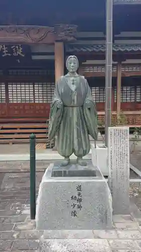 誕生寺の像