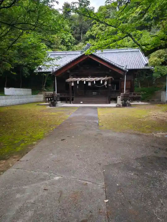 諸山積神社の{uncategorized: "未分類", other: "その他", undefined: "問題あり", building: "その他建物", grave: "お墓", sacred_gate: "鳥居", guardian: "狛犬", statue: "像", buddha: "仏像", history: "歴史", nature: "自然", garden: "庭園", animal: "動物", pagoda: "塔", temizu: "手水舎", mountain_gate: "山門・神門", sanctuary: "本殿・本堂", subordinate: "末社・摂社", art: "芸術", scenery: "景色", jizo: "地蔵", ema: "絵馬", goshuin: "御朱印", omikuji: "おみくじ", items: "授与品その他", amulet: "お守り", goshuincho: "御朱印帳", eats: "食事", festival: "お祭り", votive_dance: "神楽", shichigosan: "七五三参", wedding: "結婚式", experience: "体験その他", initially: "初詣", around: "周辺", anti_infection: "感染症対策"}