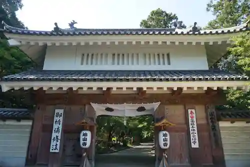 目の霊山　油山寺の山門