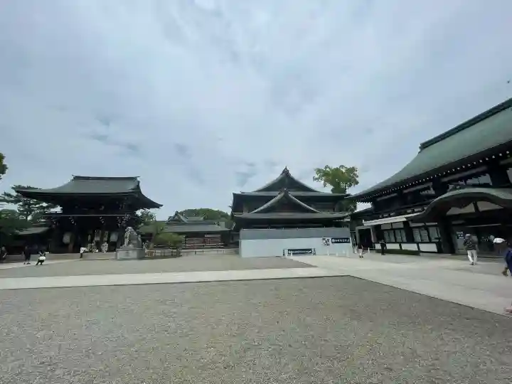 寒川神社の{uncategorized: "未分類", other: "その他", undefined: "問題あり", building: "その他建物", grave: "お墓", sacred_gate: "鳥居", guardian: "狛犬", statue: "像", buddha: "仏像", history: "歴史", nature: "自然", garden: "庭園", animal: "動物", pagoda: "塔", temizu: "手水舎", mountain_gate: "山門・神門", sanctuary: "本殿・本堂", subordinate: "末社・摂社", art: "芸術", scenery: "景色", jizo: "地蔵", ema: "絵馬", goshuin: "御朱印", omikuji: "おみくじ", items: "授与品その他", amulet: "お守り", goshuincho: "御朱印帳", eats: "食事", festival: "お祭り", votive_dance: "神楽", shichigosan: "七五三参", wedding: "結婚式", experience: "体験その他", initially: "初詣", around: "周辺", anti_infection: "感染症対策"}